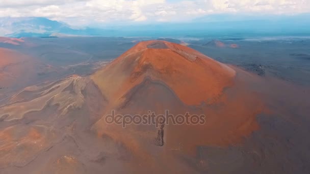 Vulcano rosso. Paesaggio come il pianeta Marte, la terra rossa. Partenza dalle montagne verso il drone . — Video Stock