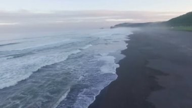 Havadan görünümü. Gece okyanus yayılımı.