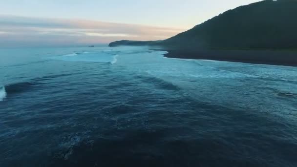 Evening flight along the coast. Above the cold waves — Stock Video
