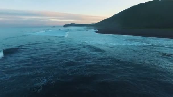 Voo nocturno ao longo da costa. Acima das ondas frias — Vídeo de Stock