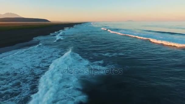 波は岸を打ちます。海と夕日の美しい景色 — ストック動画