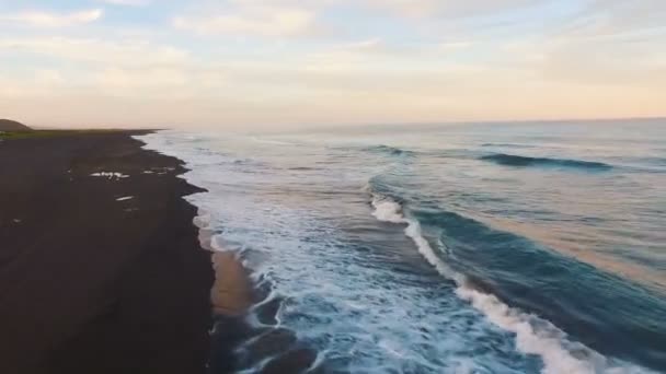 空撮。カメラは、海にまっすぐ飛ぶ。カメラに輝く夕暮れ時の太陽 — ストック動画