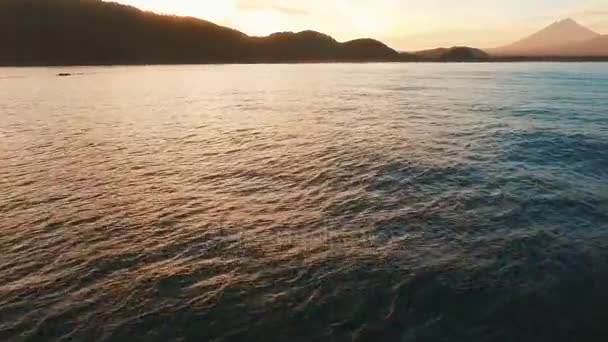 Vista aerea. L'alba sul mare. Luce gialla . — Video Stock