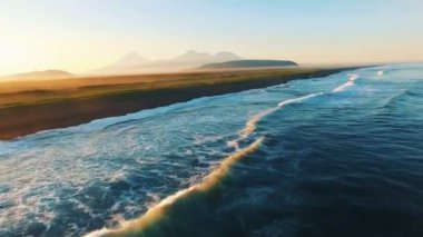 Güzel deniz. Sahilde çadır standı