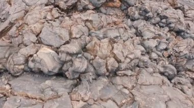 Volkan ve lav yukarıda dağlarda uçan. Yanardağ lav dondu.