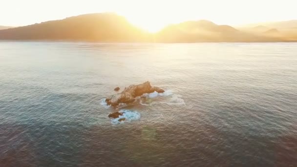 海の岩の島を飛んでいます。島の鳥。カメラ ズームし、落ちる. — ストック動画