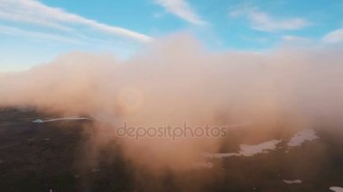 Dağlara uçan Bulutların arasından. Bulutların arasından güzel uçuş. Dağlar