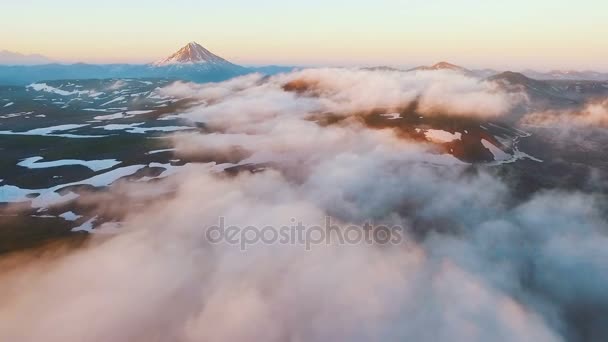 Vista aérea. Los aviones vuelan a través de las nubes. Increíble vista . — Vídeos de Stock