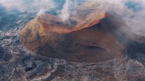 空撮。火山飛行。赤 krator 火山 — ストック動画