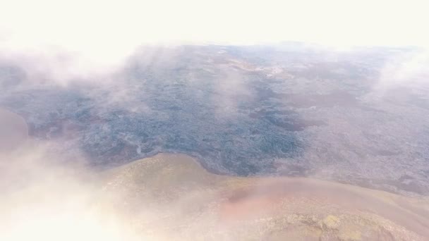 Pemandangan udara. Pesawat terbang melalui awan. Pemandangan menakjubkan. Gunung saat matahari terbenam. Panorama — Stok Video