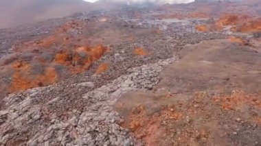 Havadan görünümü. Dikkatli olun. Kamera krator volkan girer.