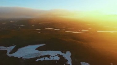 Yeşil Vadi üzerinde uçan. Dağlarda günbatımı