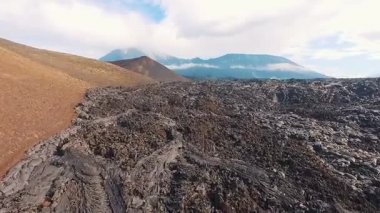 Yanardağ lav üzerinde uçan. Bir yerde turist olduğu yere bir volkanik patlama.