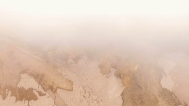 Vista aérea. Volando a través de un barranco en las montañas con nieve — Vídeo de stock