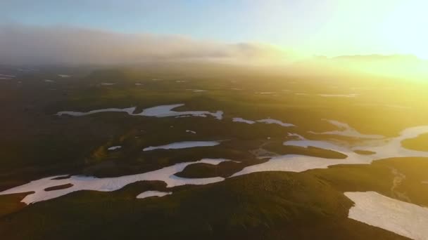 Пташиного польоту. Timelapse. Швидкий політ на зелену долину. Захід сонця у горах. — стокове відео