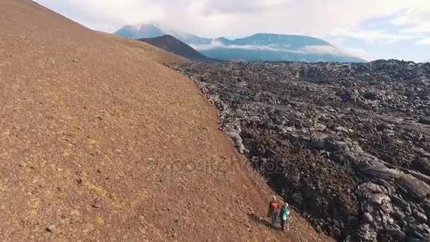 Letecký pohled. Turisté stoupat do hor.. Turistické pěší podél stezky v horách. — Stock video