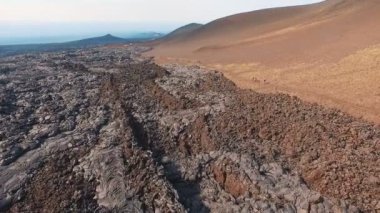 Havadan görünümü. Turistler dağlara tırmanmak. Dağlarda bir patika boyunca yürüyüş turizm