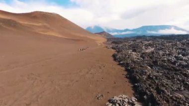 Havadan görünümü. Kamçatka Yarımadası'nda turistler. Rekreasyon ve Turizm Rusya'da. vahşi doğa
