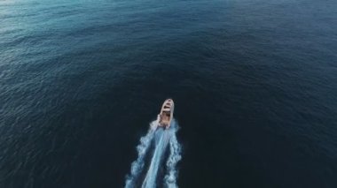 Havadan görünümü. Uçan bir yat deniz