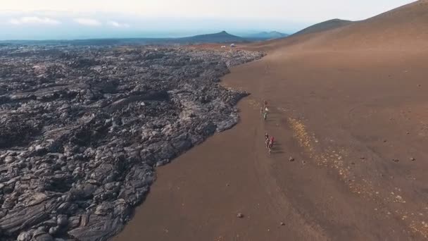 Letecký pohled. Turisté stoupat do hor.. Turistické pěší podél stezky v horách — Stock video