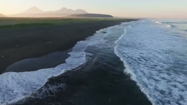 空撮。日没の海岸に沿って飛んで. — ストック動画