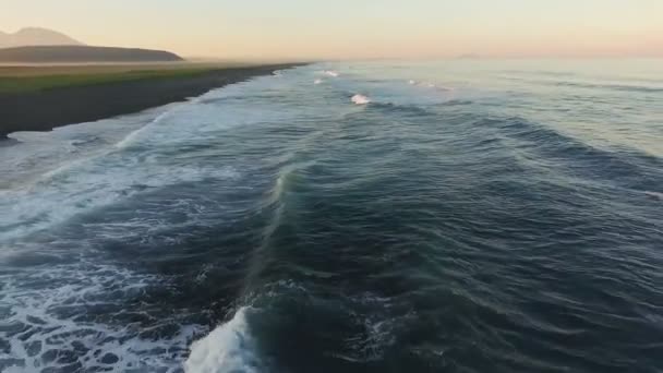 Flygfoto. Flygande längs havsstranden i gryningen. Gula solljus. — Stockvideo