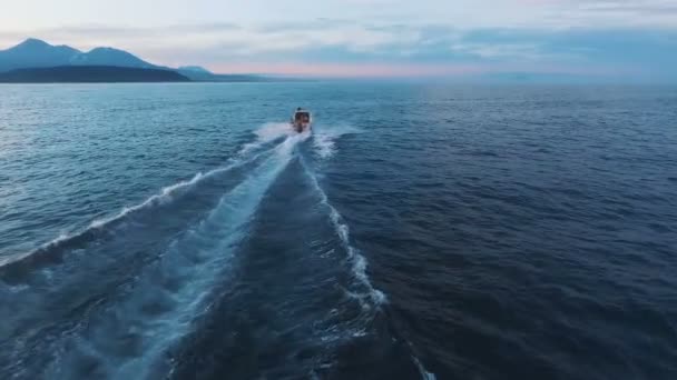 Vista aérea. Viajar en barco por el mar — Vídeos de Stock