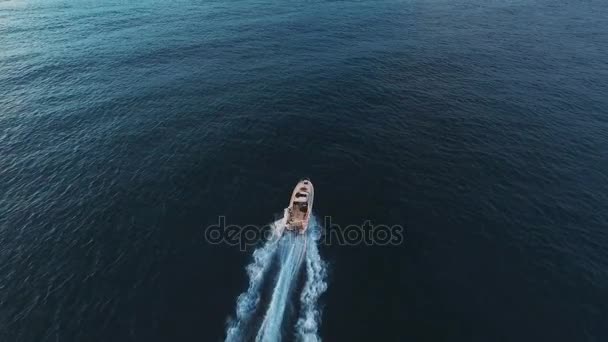 Vista aerea. Volare nel mare di uno yacht — Video Stock