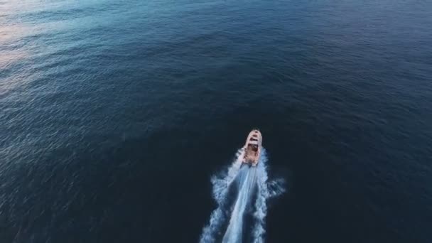 Widok z lotu ptaka. Ludzie się zrelaksować na łodzi i ocean. — Wideo stockowe