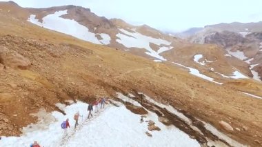 Havadan görünümü. Grup dağcı dağlarda