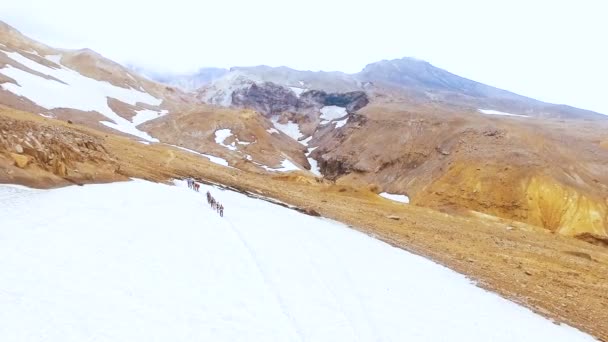 Luchtfoto. Groep alpinisten in de bergen — Stockvideo