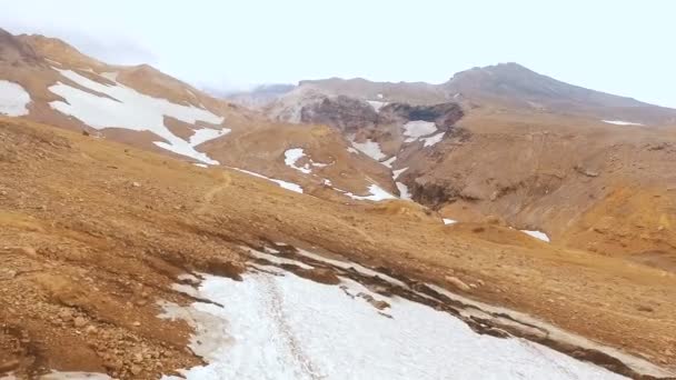 Vista aérea. Grupo de montañistas en las montañas — Vídeos de Stock