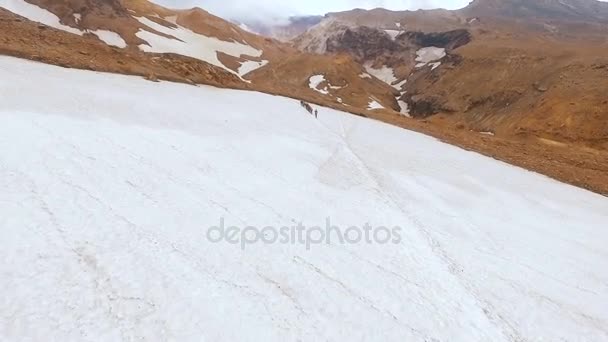 Вид з повітря. Альпіністи підняли вулкан. Туристи в горах влітку . — стокове відео