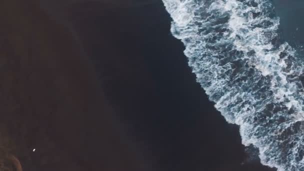 Aerial shot  waves beating against the shore. Surf aqua. Storm on the ocean. View from above. — Stock Video