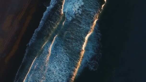 Volare sull'elicottero lungo la costa. Onde di Sinii battendo contro la riva iobrazuetsya schiuma bianca — Video Stock