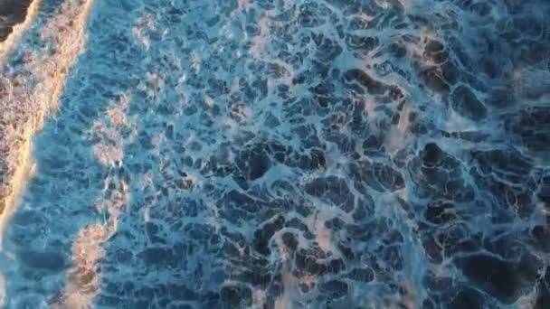 Letecká hukot video z vln oceánu, které se zřítilo na břehu. Záběrem mořských vln vytvoření textury — Stock video