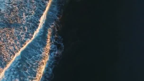 Vista aérea. Antecedentes Un vuelo rápido a dron a lo largo de la orilla del mar. Hermosa vista . — Vídeo de stock