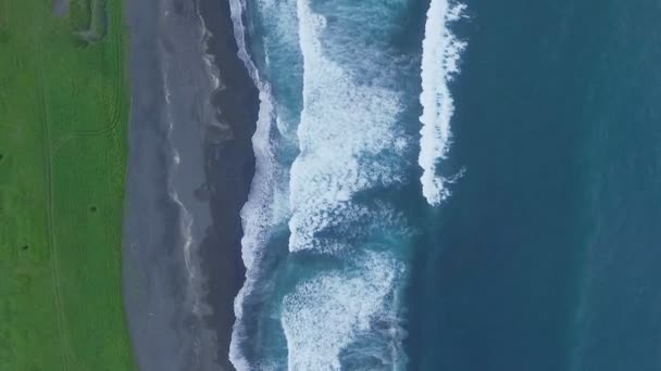 Вид с воздуха. Запись с беспилотника, где океанские волны падают на берег. Летаю по океану. Гигантские волны — стоковое видео