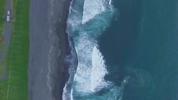 Flygfoto. Antenn drönare bilder av havets vågor kraschar på stranden. Flygande havet. Jättevågor — Stockvideo