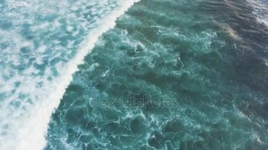 Hava atış. Panorama deniz kıyısında. Kıyıya yenerek dalgalar deniz. Havadan görünümü.