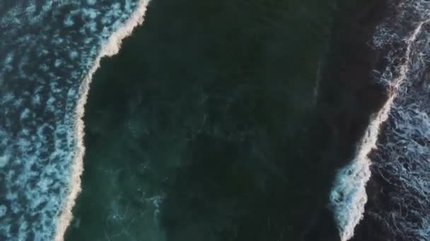 Letecký pohled. Letecká dron záběry z vln oceánu, které se zřítilo na břeh. Vysoko v oblacích nad oceánem — Stock video