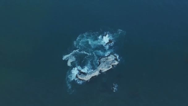 Αεροφωτογραφία του κύματα του ωκεανού πλύσιμο επάνω βράχος, γκρεμός, ύφαλο. Κύματα συντριβή κατά ακανόνιστα — Αρχείο Βίντεο