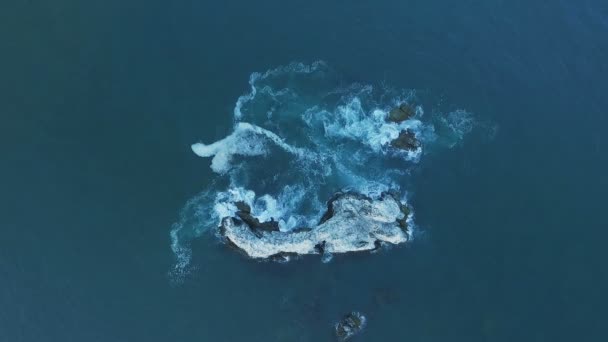 Vista aérea de las olas del océano lavando rocas, acantilados, arrecifes. Las olas chocan contra irregular — Vídeos de Stock