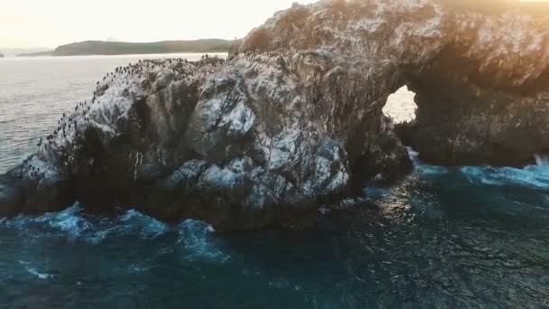 Letecký pohled na vlny oceánu mytí rock, útes, útes. Vlny narazit zubatý — Stock video