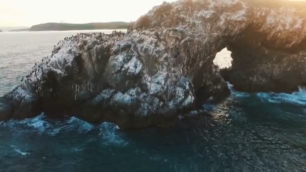 Vista aérea de las olas del océano lavando rocas, acantilados, arrecifes. Las olas chocan contra irregular — Vídeos de Stock