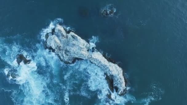 Luftaufnahme von Meereswellen, die Felsen, Klippen, Riffe anspülen. Wellen krachen gegen zerklüftete — Stockvideo