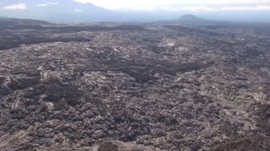 Uçan yanardağ lav tarafından. Havadan görünümü. Uçan yanardağ lav tarafından. Lav yanardağ soğutmalı