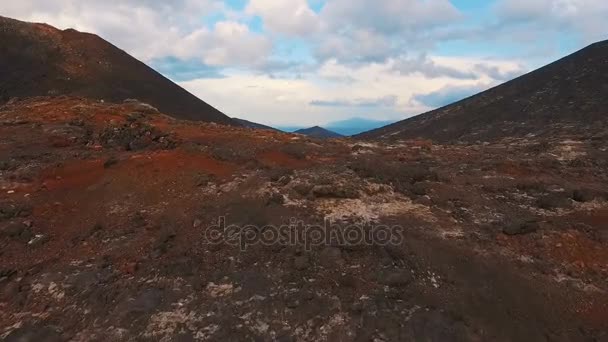 硬化溶岩上最も美しい飛行ヘリコプター。火災火山から飛んで — ストック動画