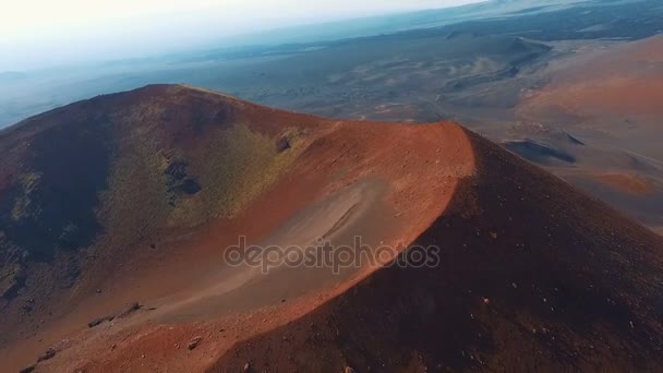 Vista aérea. Voando sobre o vulcão vermelho. Kamchatka. . — Vídeo de Stock