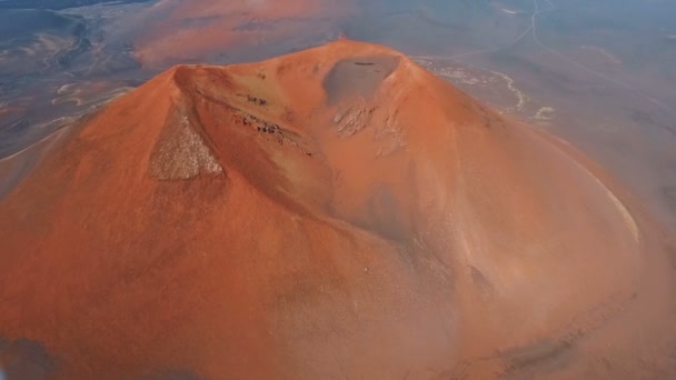 空撮。赤の火山の上飛んでいます。カムチャッカ半島. — ストック動画